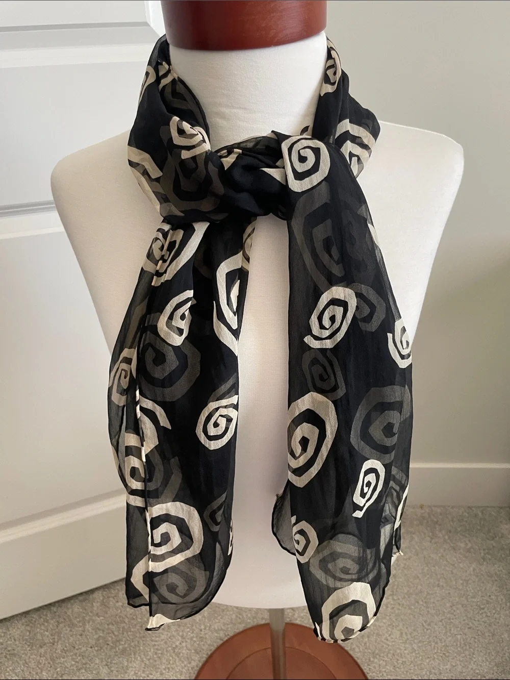Chico's 100% silk Sheer oblong Scarf in Black and Cream Swirl 20